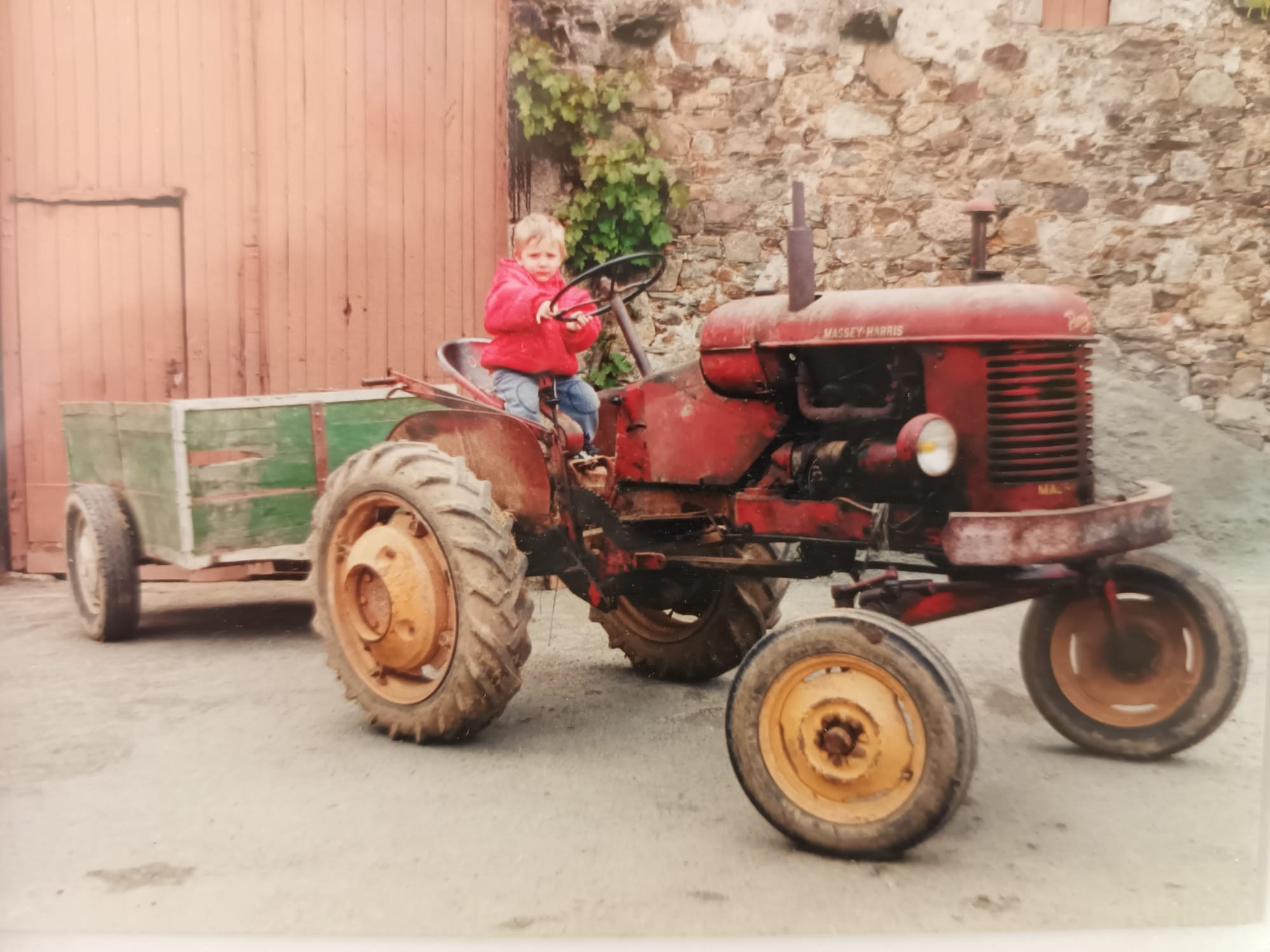 Le Massey Harris Pony de mon grand-père, dans la cour de la ferme