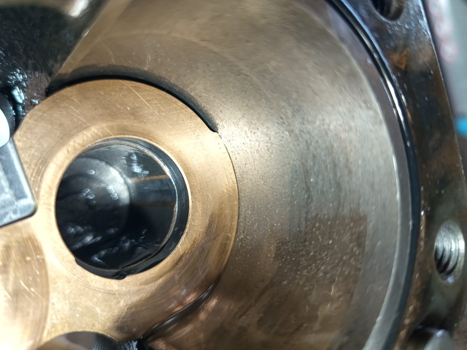 Piqûres de cavitation sur un corps de pompe